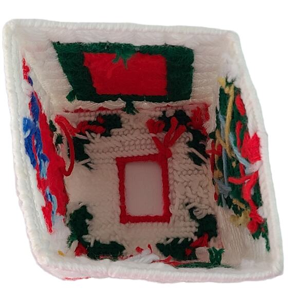 Vintage plastic canvas stitched Christmas tissue cover box - Picture 5 of 5